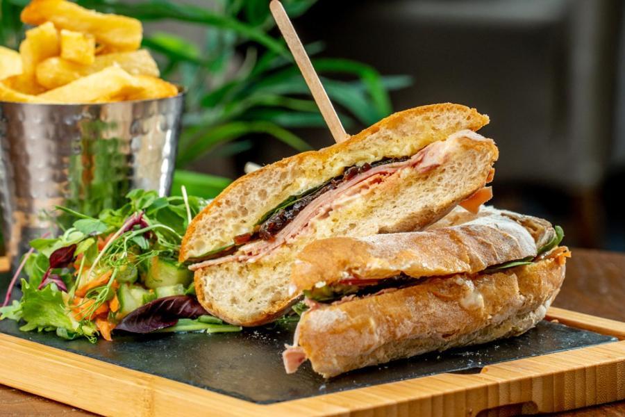 The Plough Inn ولياندايلو المظهر الخارجي الصورة