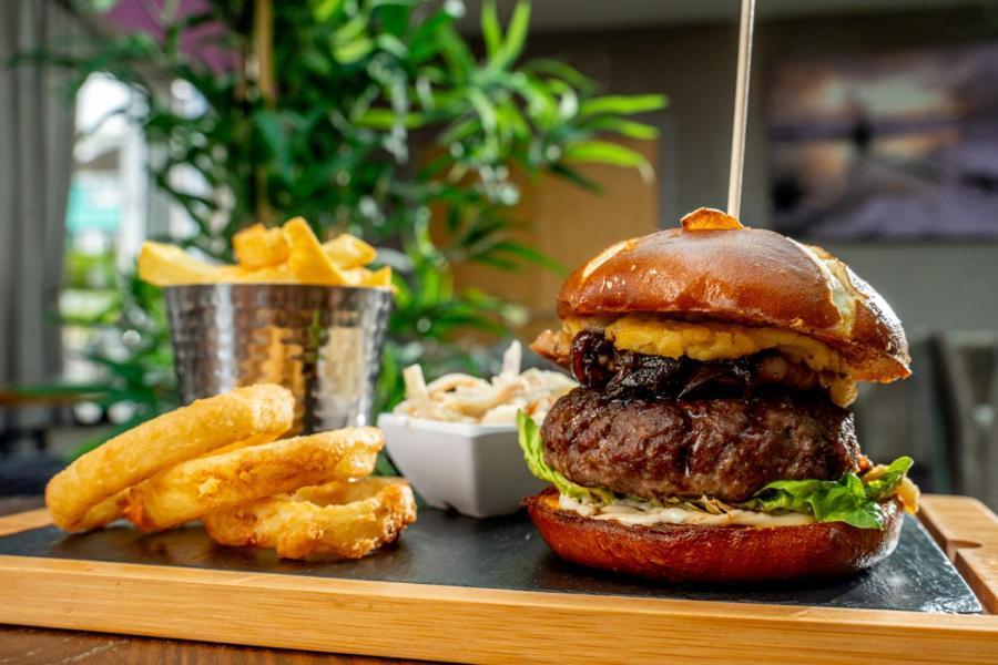 The Plough Inn ولياندايلو المظهر الخارجي الصورة